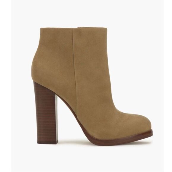 Vince Camuto Tan Leather Ankle Boots
Boots(Size 6.5M) - Picture 1 of 13